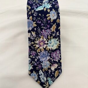 Elegant Floral Patterned Tie in Navy